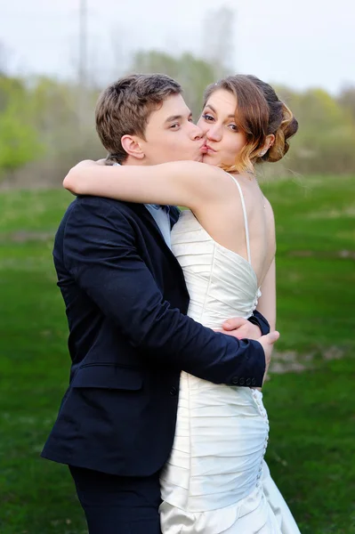 Älskande bruden och brudgummen går i sommar natur — Stockfoto