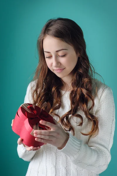 Bella donna che considera un regalo nella forma di cuore durante il Giorno di San Valentino — Foto Stock