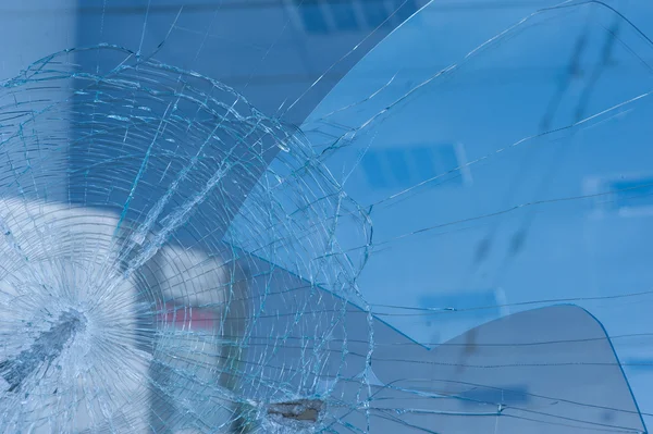 Kogelgaten in het venster van een winkel in de stad — Stockfoto