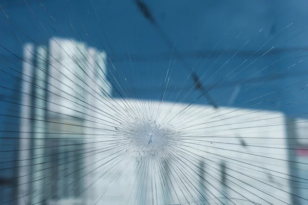 Trous de balles dans la fenêtre d'un magasin en ville — Photo