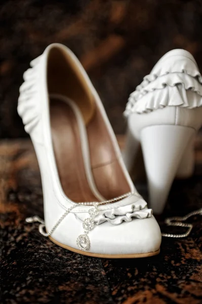 Scarpe da sposa bianche e accessori da sposa sul letto — Foto Stock