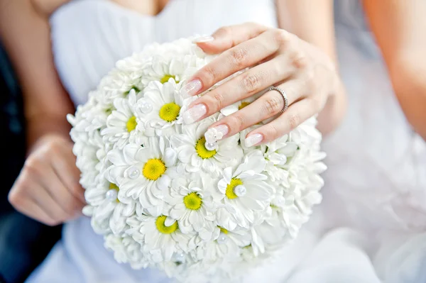 花嫁の手に美しい結婚式の花束 — ストック写真