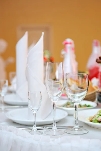 Served wedding table in the restaurant for dinner — Stock Photo, Image