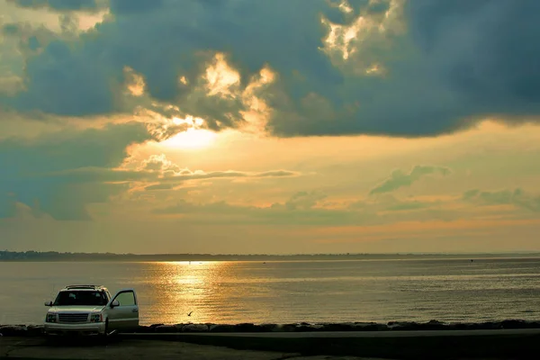 Huzurlu Bir Okyanus Günbatımının Önüne Park Etmiş Tek Bir Araba — Stok fotoğraf