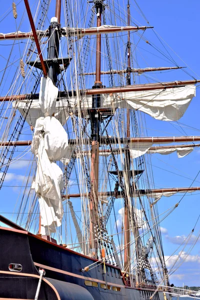 一艘大船的桅杆和纱线特写 — 图库照片