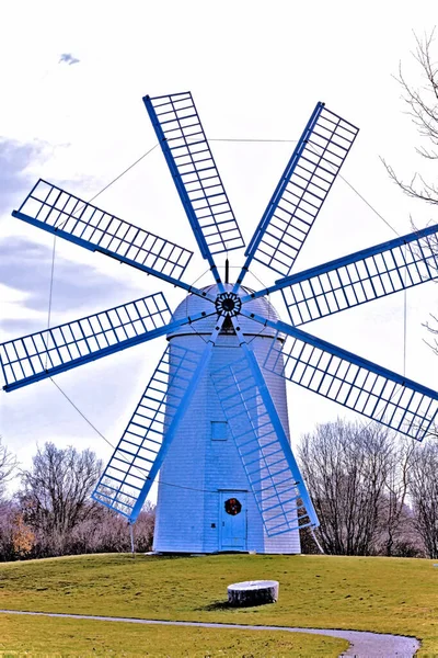 自由エネルギーを利用した歴史的な風車 — ストック写真