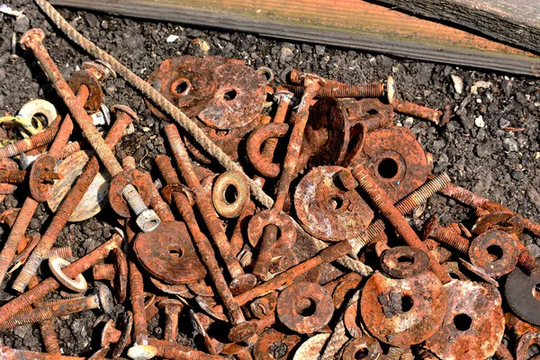 Boşa giden eski paslı civata ve cıvatalar terkedilip çürümeye bırakılmış..