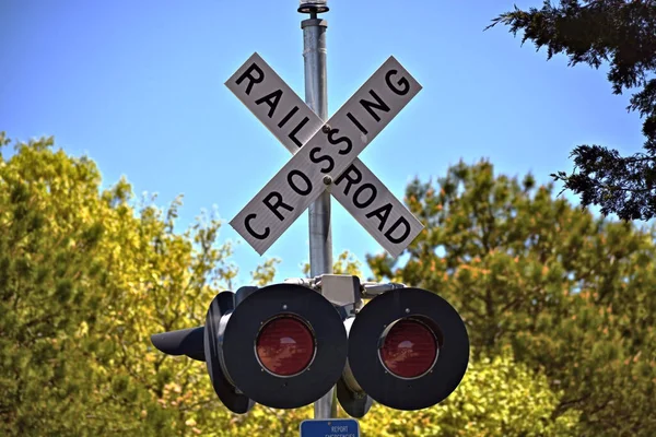 İnsanları tehlikeden korumak ve uyarmak için demiryolu geçidi tabelası.