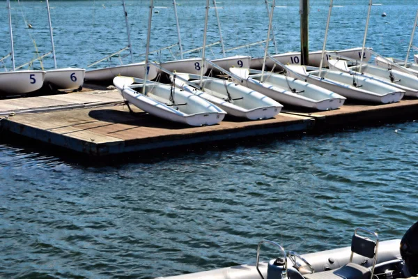 Små Utbildning Segelbåtar Uppradade Längs Brygga Väntar Studenter — Stockfoto