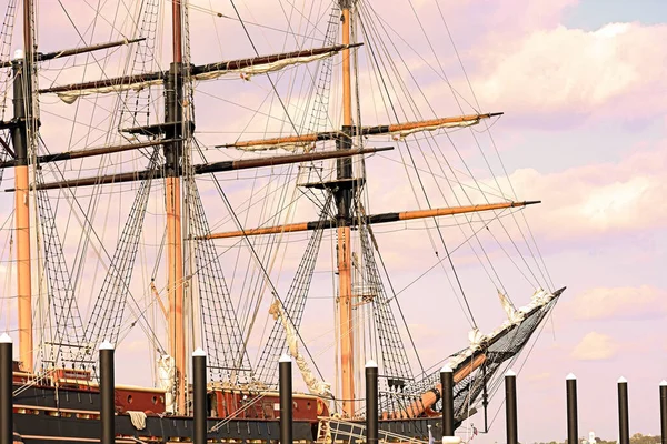 Rıhtıma yanaşmış üç gemi direği.