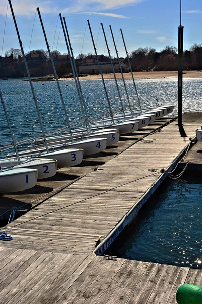 Rıhtımda öğrencileri bekleyen küçük yelkenli tekneleri.