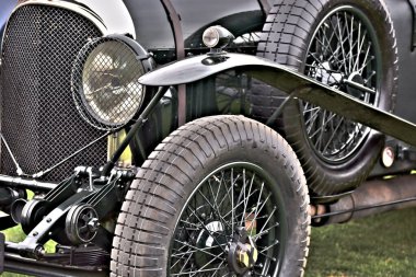 Ön lastiğin yakın görüntüsü, far, klasik bir antika otomobilin çamurluğu.