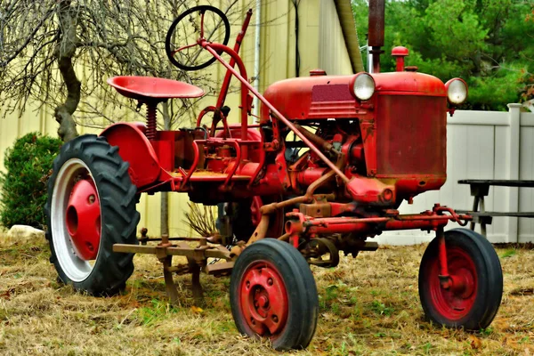 View Old Unused Rusty Antique Small Rural Farmall Cub Tractor — Stock Photo, Image