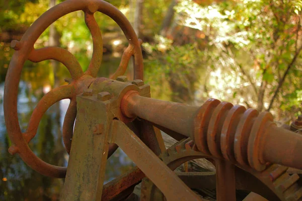 Bir su kapısının çarkıfeleğini kapat