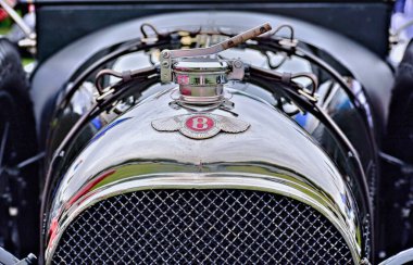 Radyatörün ön görüntüsü, klasik bir antika otomobilin radyatör kapağı..