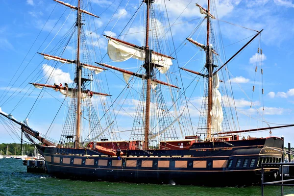 奥利弗 哈萨德 佩里号 停泊在亚当斯堡新港罗得岛 这个复制品被用作航海训练船 — 图库照片