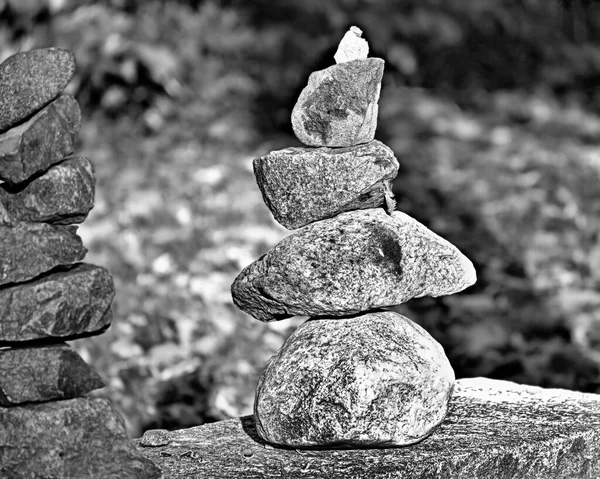 Uma Pilha Simples Cuidadosamente Colocada Equilibrada Pedras Fechadas Preto Branco — Fotografia de Stock