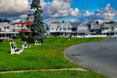 Martha 's Vineyard Adası' ndaki Oak Bluffs rıhtımındaki tarihi evler.