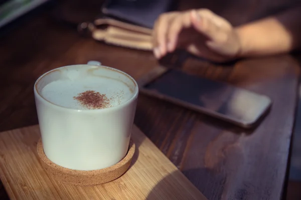 Cangkir kopi dan menggunakan smartphone — Stok Foto