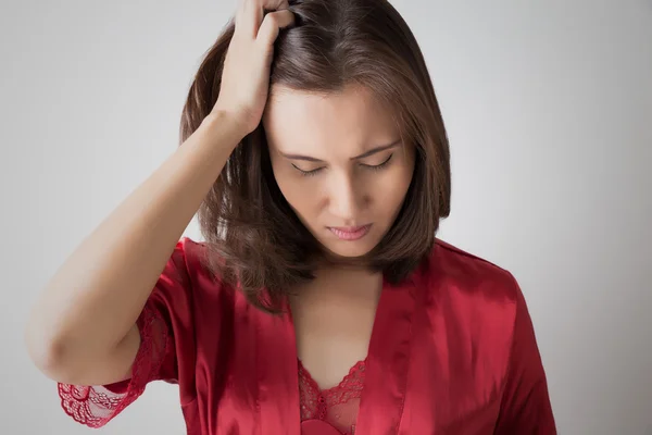 Frau liegt im Schlafzimmer und leidet an Schlaflosigkeit — Stockfoto