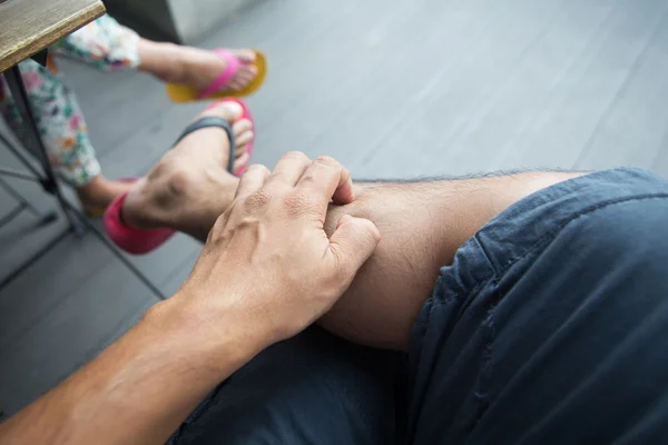 Man scratch the itch with hand — Stock Photo, Image