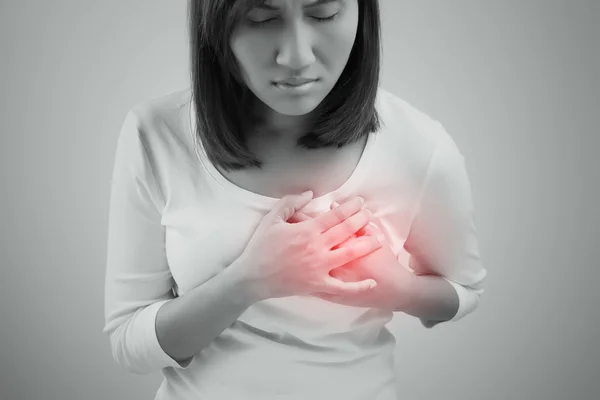 Donna sta stringendo il petto, dolore acuto possibile infarto — Foto Stock