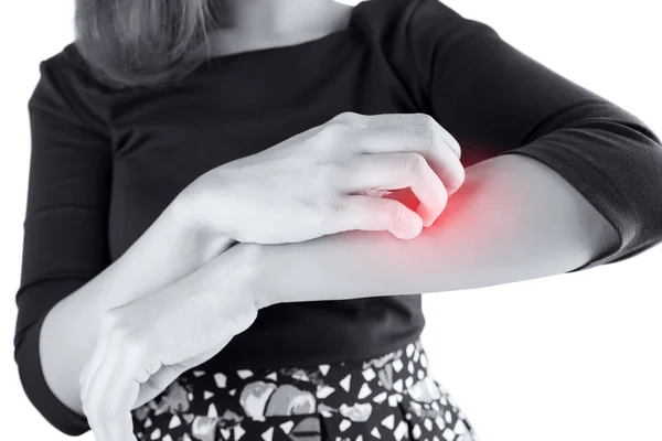 Vrouw krast de jeuk met hand — Stockfoto