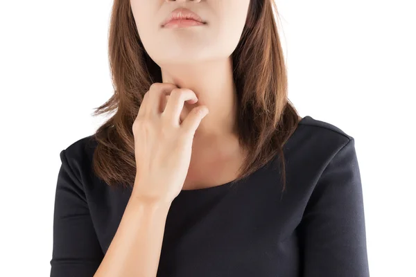 Donna graffiando il collo pruriginoso, isolare su sfondo bianco — Foto Stock