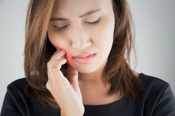 Avere un mal di denti su sfondo bianco — Foto Stock