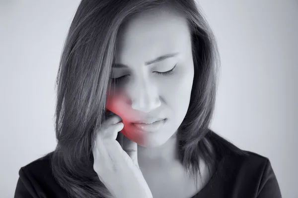 Avere un mal di denti, donna asiatica con un mal di denti — Foto Stock