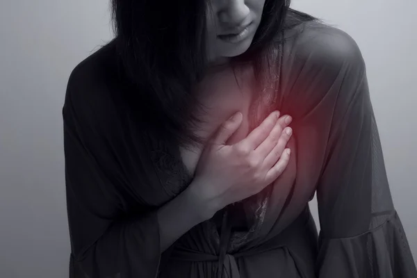 Woman is clutching her chest, — Stock Photo, Image