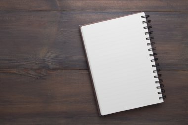 Boş defter masada açık