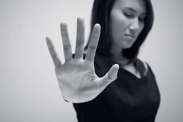 Giovane donna che mostra la sua negazione con NO sulla mano — Foto Stock