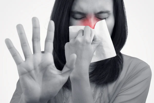 Mujer asiática caucásica con gripe, resfriado, concepto con atención médica —  Fotos de Stock