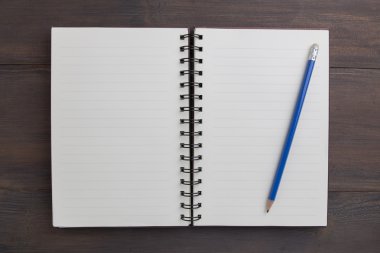 Boş defter masada açık