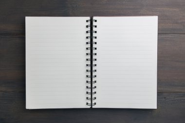 Boş defter masada açık