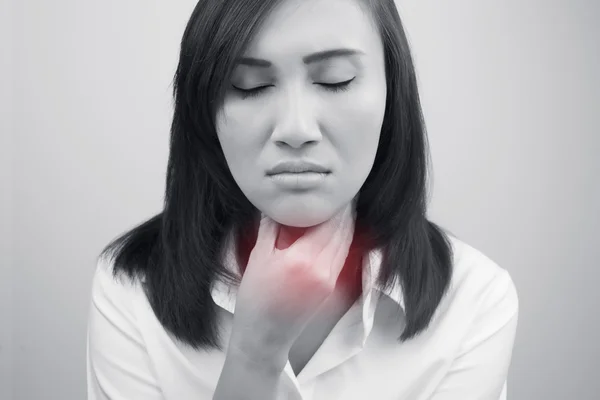 Dolor de garganta mujer sobre fondo blanco — Foto de Stock