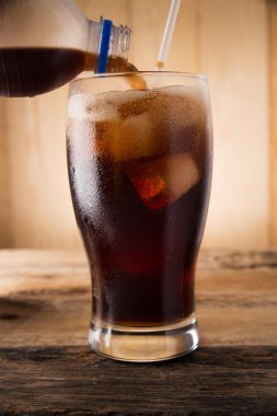 Kola, soğuk gazlı kola soda buz cam Kupası ile dökme