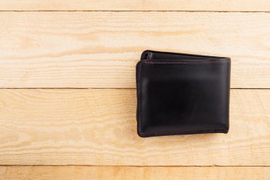 Ahşap masa arka plan üzerine yerleştirilen erkek için para cüzdanı
