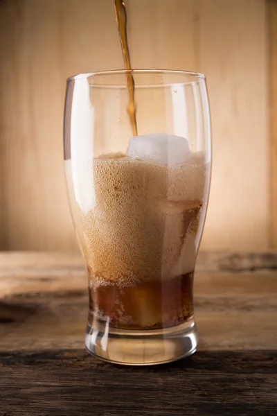 Gieten van cola, koude cola van koolzuurhoudende frisdrank met ijs in glas cup — Stockfoto