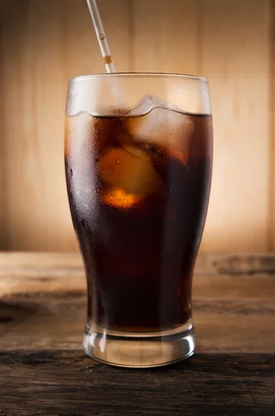 Koude cola van koolzuurhoudende frisdrank met ijs in glas cup — Stockfoto