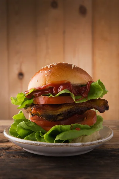 Hamburger. Hamburger na podłoże drewniane — Zdjęcie stockowe