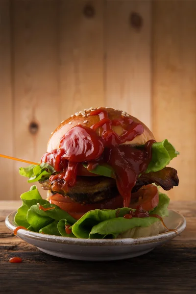 Hamburger. Hamburger, fából készült háttér — Stock Fotó
