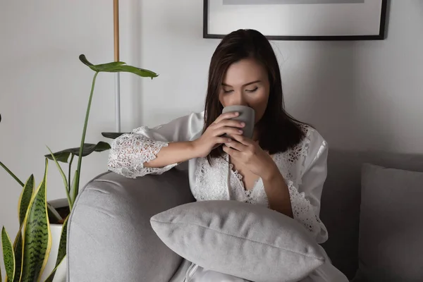 Donna Che Tiene Una Tazza Caffè Notte Seduta Divano Soggiorno — Foto Stock