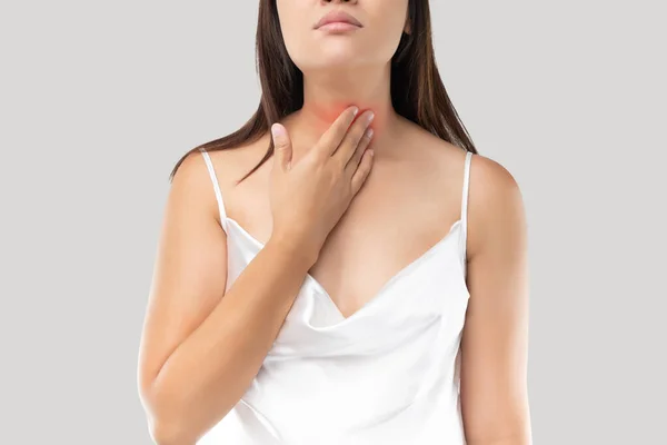 Asiatin Mit Hals Oder Schilddrüsenschmerzen Vor Grauem Hintergrund Säurerereflux Oder — Stockfoto