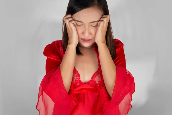 Μια Γυναίκα Κόκκινο Σατέν Νυχτικό Ξύπνησε Από Εφιάλτη Γκρι Φόντο — Φωτογραφία Αρχείου