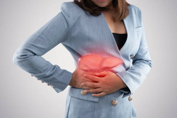 Kadının Vücudundaki Karaciğerin Gri Arka Plandaki Fotoğrafı Hepatit Sağlık Tıpla — Stok fotoğraf