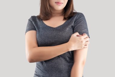 Kolunu kaşıyan bir kadın..