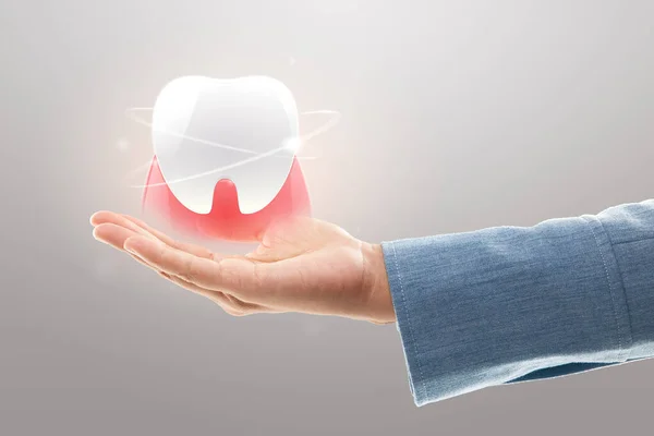 Mãos Dentista Mostrando Dentes Brancos Isolados Fundo Cinza Claro Dente — Fotografia de Stock
