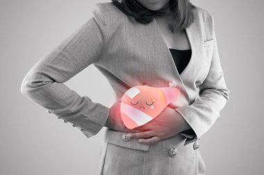 Kadın vücudunda gri arka plan, Hepatit, sağlık ve ilaç gibi hastalıklı karaciğer örnekleri var.